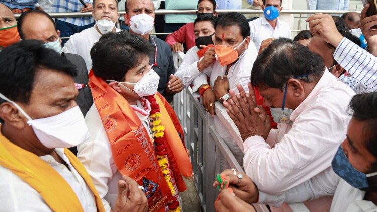 बाल-बाल बचे राज्यसभा सांसद सिंधिया (फोटो- पीटीआई)