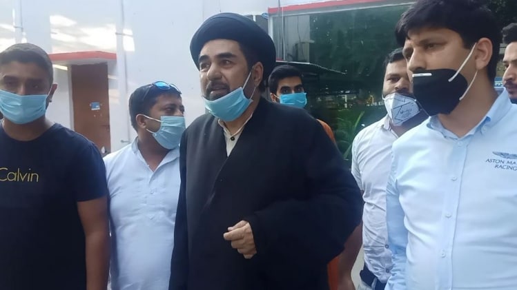 शिया धर्मगुरु मौलाना कल्बे जवाद ने पुलिस कमिश्नर को सौंपा ज्ञापन (फोटो- आजतक)