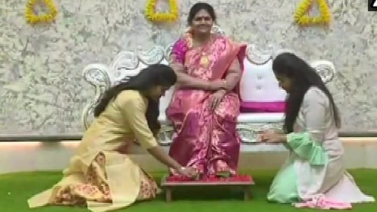 गृह प्रवेश के दौरान मौजूद रहीं दोनों बेटियां