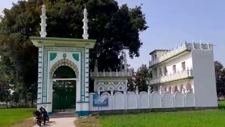 मस्जिद के लिए रौनाही की इस दरगाह के पास पांच एकड़ जमीन दी गई है