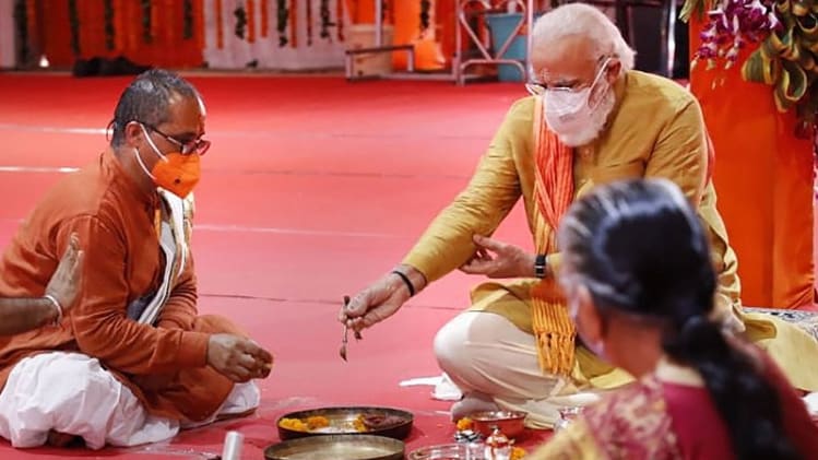 राम मंदिर का भूमिपूजन करते पीएम नरेंद्र मोदी