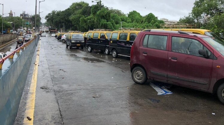 सड़क पर ही गाड़ी छोड़ गए लोग (फोटो: पंकज उपाध्याय)