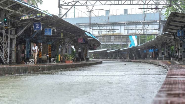 Waterlogging at Railway Track In Mumbai Due to Heavy Rain (फोटो-PTI)