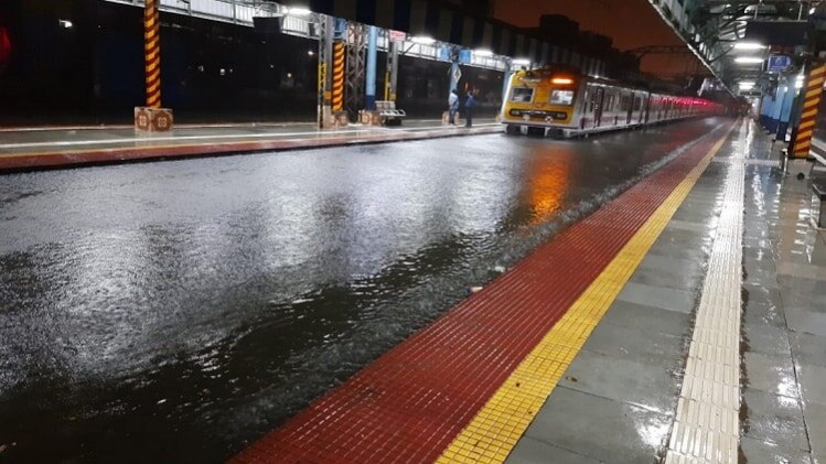 पानी में डूबी रेल पटरी