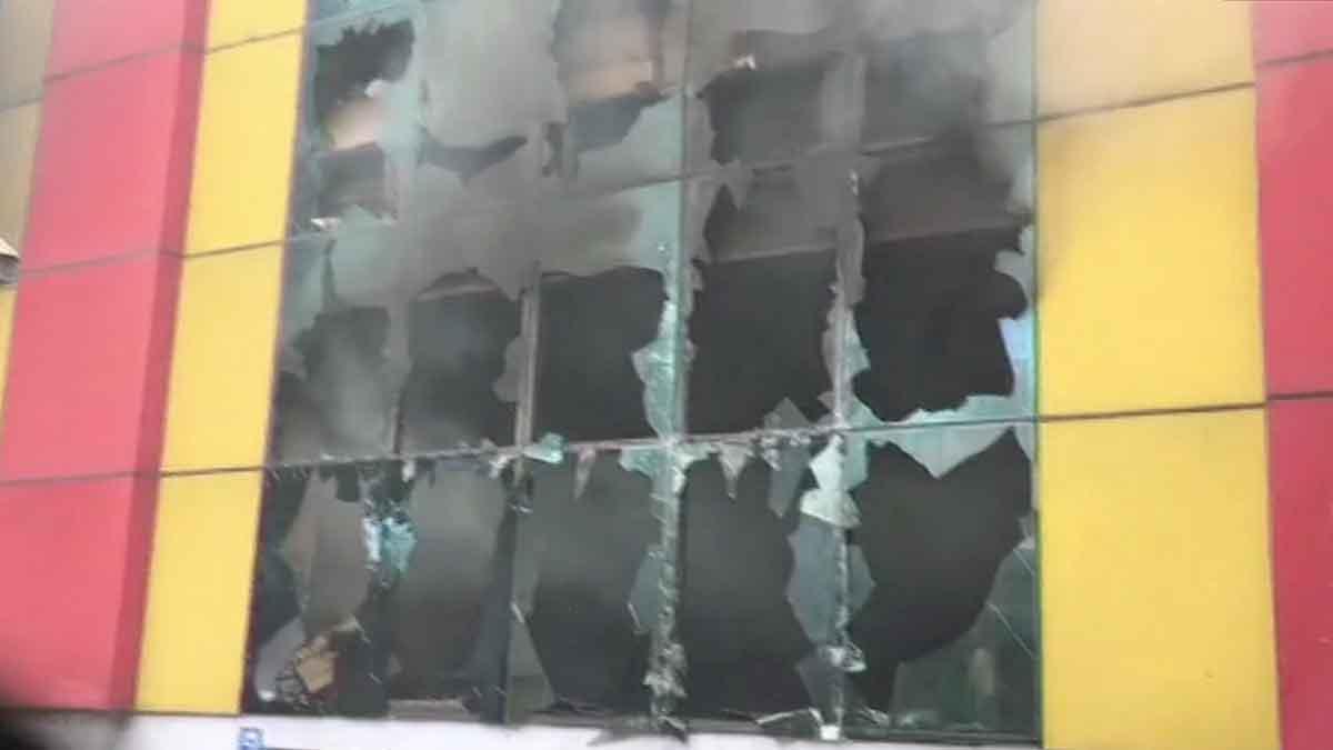 फैक्ट्री में लगी आग (फोटो- ANI)