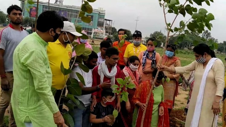 सुशांत की याद में वृक्षारोपण (फोटो-आजतक)
