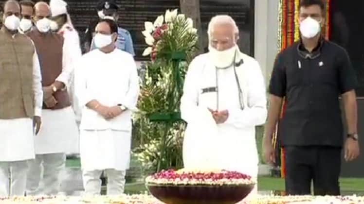 पूर्व प्रधानमंत्री वाजपेयी को पीएम मोदी ने दी श्रद्धांजलि (ANI)