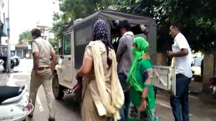 पुलिस की गिरफ्त में आरोपी मां