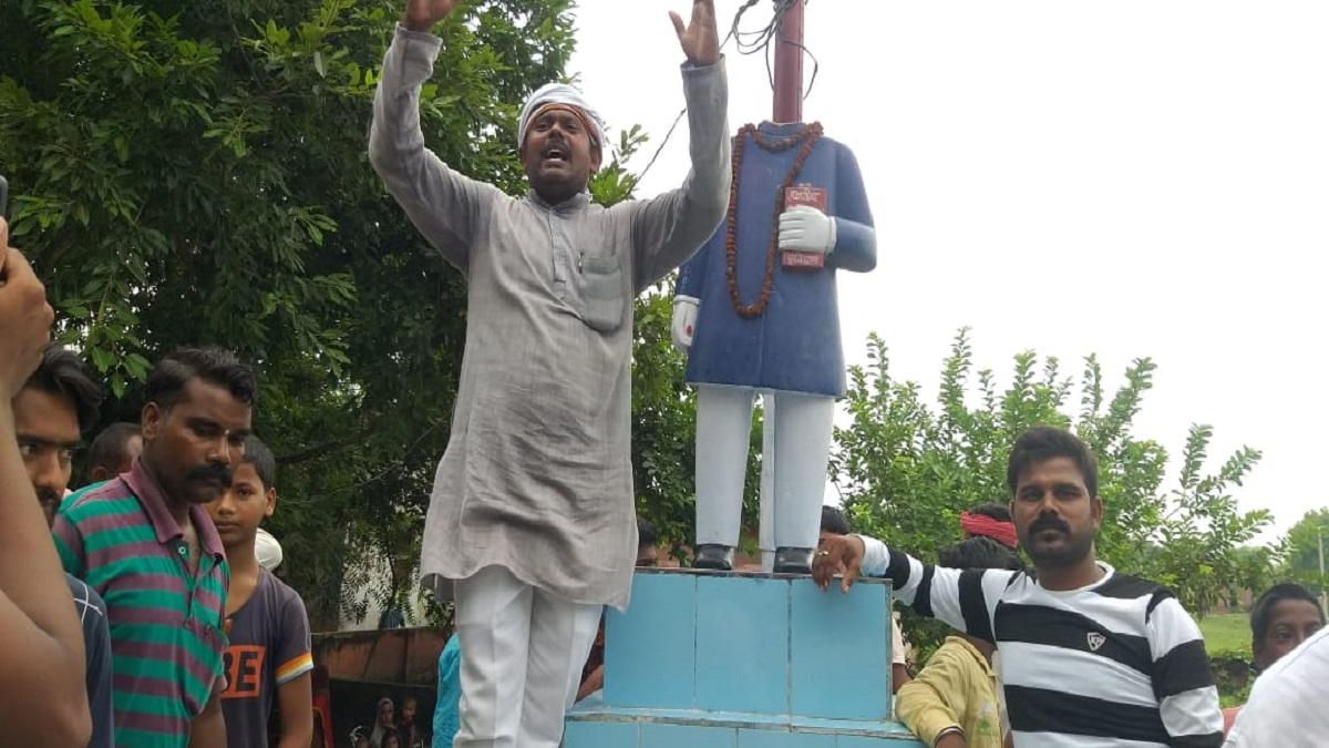घटना के बाद सैकड़ों की संख्या में ग्रामीण मौके पर जुट गए
