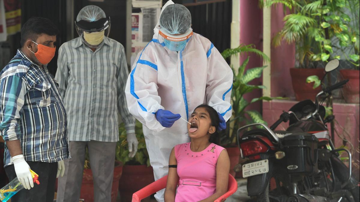 देश में बढ़ रही टेस्टिंग की रफ्तार (PTI)