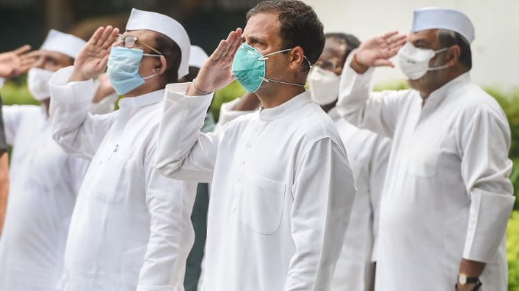 कांग्रेस मुख्यालय में फंडा फहराते राहुल गांधी (फोटो-पीटीआई)