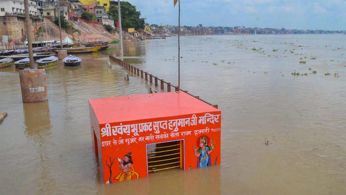 वाराणसी में डूबे घाट