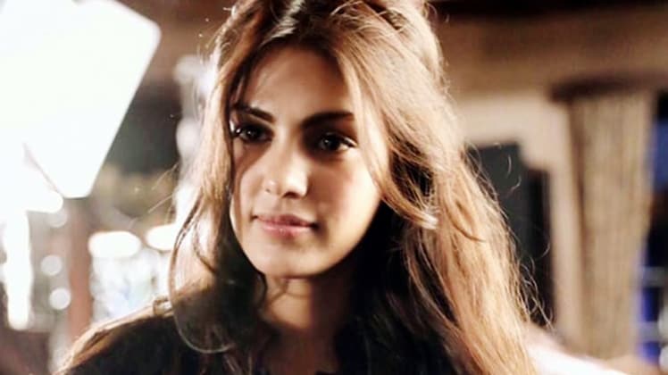 रिया चक्रवर्ती