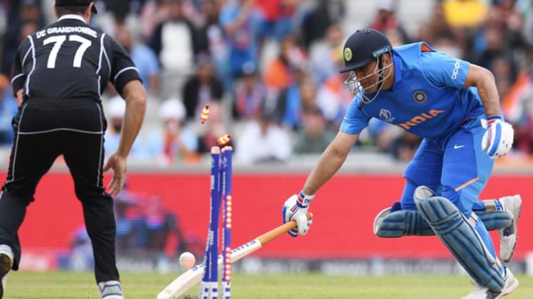 धोनी ने अंतरराष्ट्रीय क्रिकेट से लिया संन्यास (फाइल फोटो)