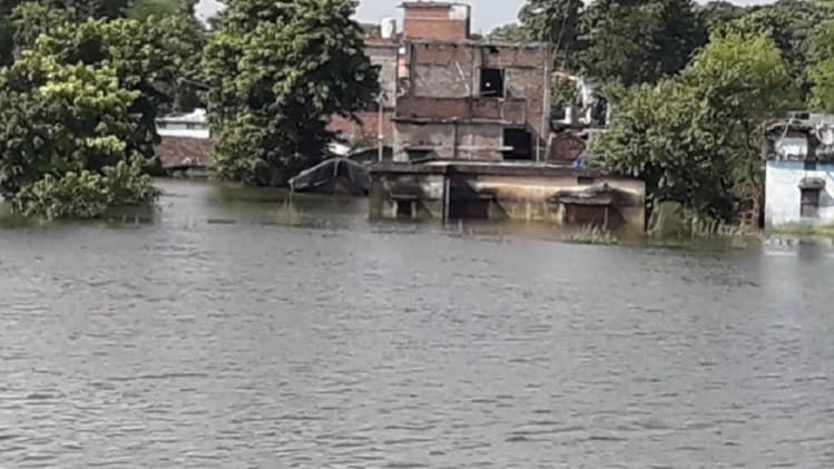 बाढ़ के पानी में डूबा गांव