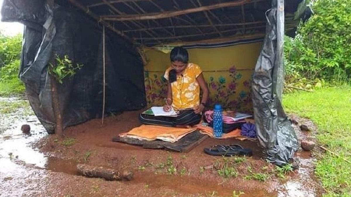 स्वप्नाली सुतार ने नेटवर्क की कमी के कारण घर से दूर झोपड़ी बना ली