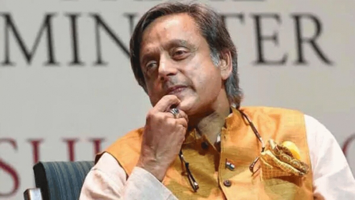 शशि थरूर पर खड़े हुए सवाल