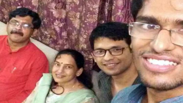 अपने परिवार के साथ अनमोल जैन 