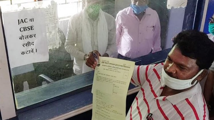 एडमिशन लेने कॉलेज पहुंचे श‍िक्षामंत्री (Photo: Sanjay kumar)