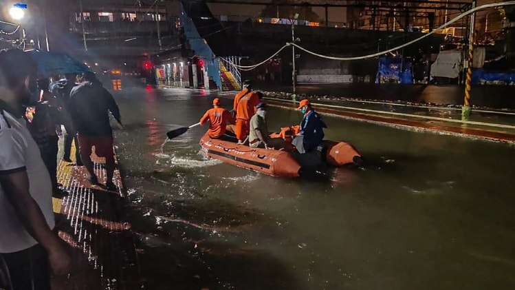NDRF की टीम राहत बचाव कार्य में जुटी है