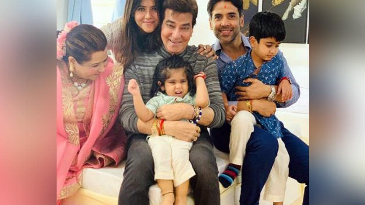 तुषार कपूर ने शेयर की थ्रोबैक फैमिली फोटो, लिखा मजेदार कैप्शन - tushar kapoor shares throwback family photo with hilarious caption tmov - AajTak