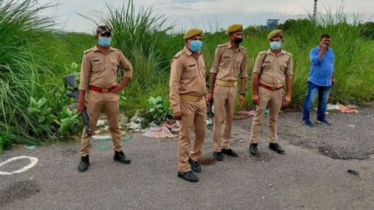 लखीमपुर में दलित बालिका की हत्या के बाद मौके पर तैनात पुलिस बल