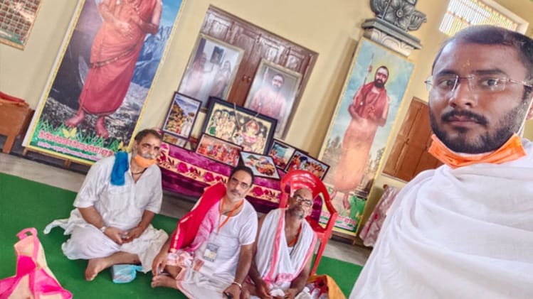 काशी के चार कर्मकांडी ब्राह्मण हुए शामिल