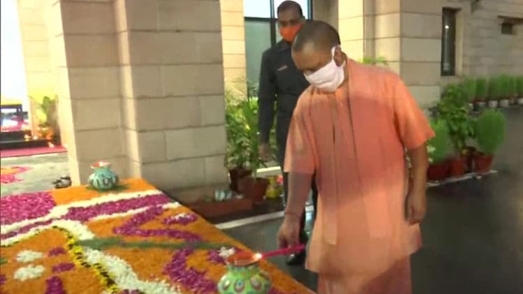 सीएम योगी ने मुख्यमंत्री आवास पर जलाए दीप (फोटो-ANI)