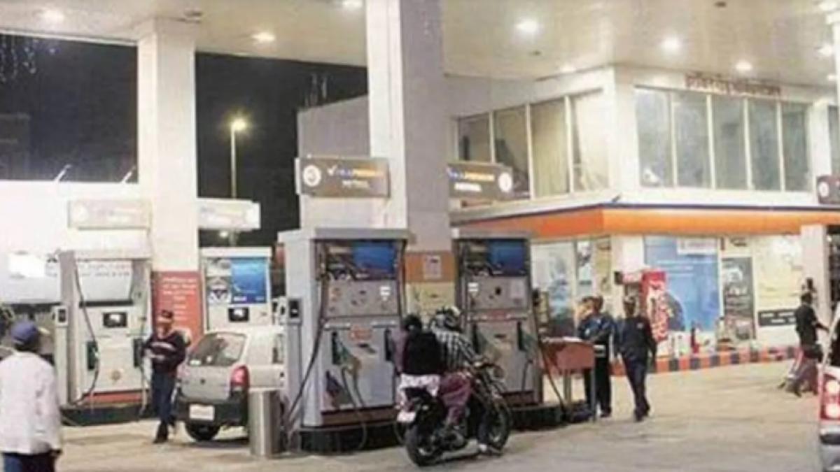 पेट्रोल पंप पर पेट्रोल की बजाय निकाल रहा है पानी, रास्ते में हो रही चलती गाड़ियां बंद.