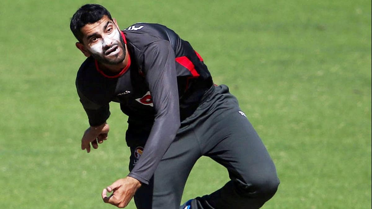 IPL 2020: RCB की मदद के लिए उतरे UAE के कप्तान, जानिए टीम से कैसे जुड़े IPL 2020: RCB की मदद के लिए उतरे UAE के कप्तान, जानिए टीम से कैसे जुड़े