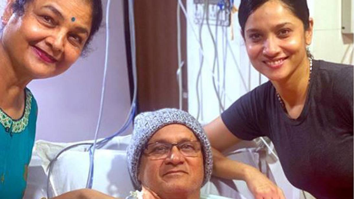 अंकिता लोखंडे अपने माता-पिता के साथ