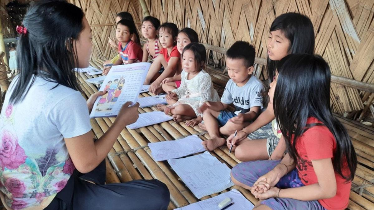 हिंदी पढ़ते अरुणाचल के बच्चे (फोटो-मनोज्ञा लोइवाल)