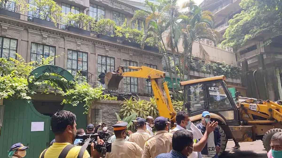 घिरने के बाद बोली BMC- तोड़फोड़ का काम हुआ पूरा, कंगना को नहीं दिया गया समय - BMC officers reaction on actress Kangana Ranaut office demolition - AajTak