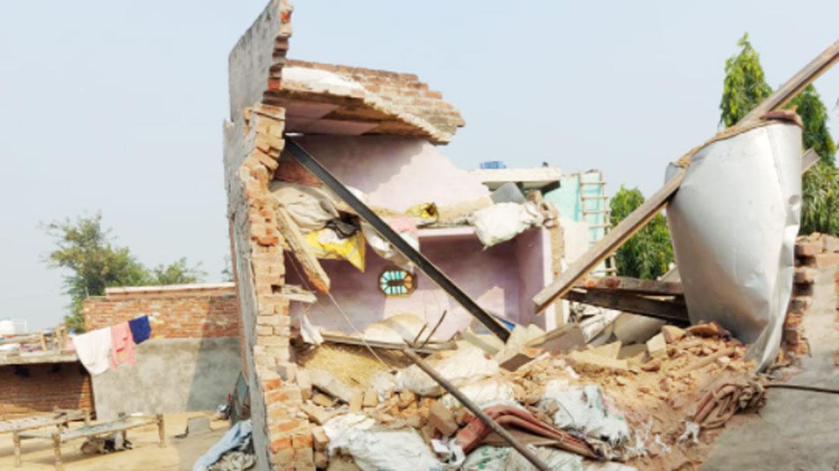 बॉयलर फटने से क्षतिग्रस्त हुई फैक्टरी (फोटो आजतक)