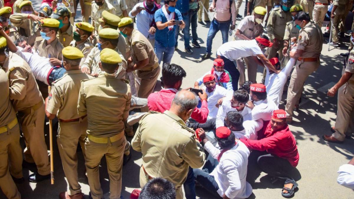 सपा कार्यकर्ताओं को हिरासत में लेती पुलिस (फोटो- पीटीआई)