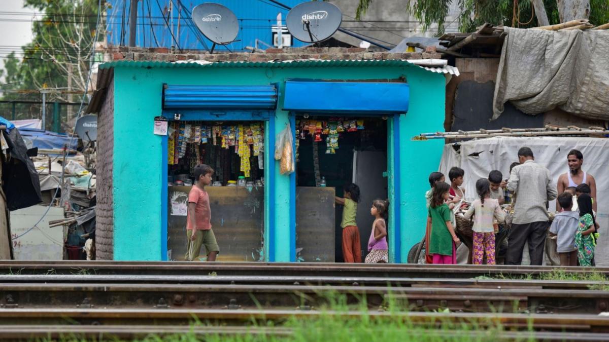 रेलवे ट्रैक के साथ स्थित झुग्गियां