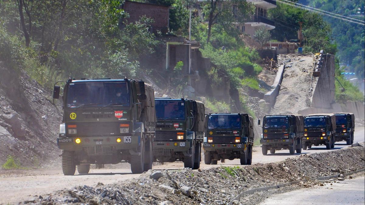 तनाव के बीच तैयारियों में जुटी सेना (फाइल)