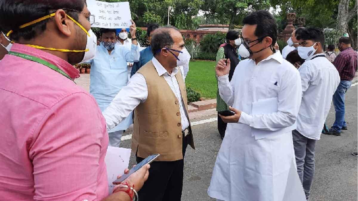 कांग्रेस सांसदों ने किया वॉकआउट