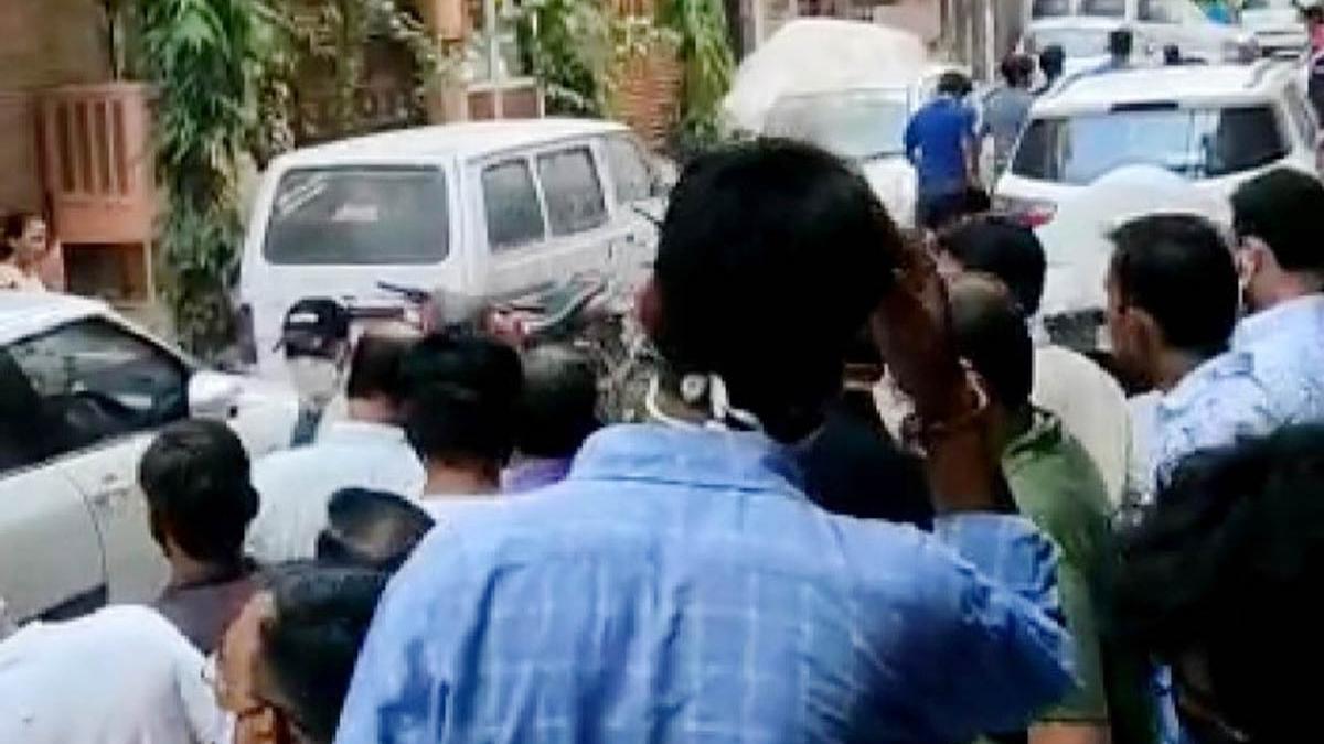 दिल्ली में बदमाशों ने युवक को भीड़ के सामने पीटा