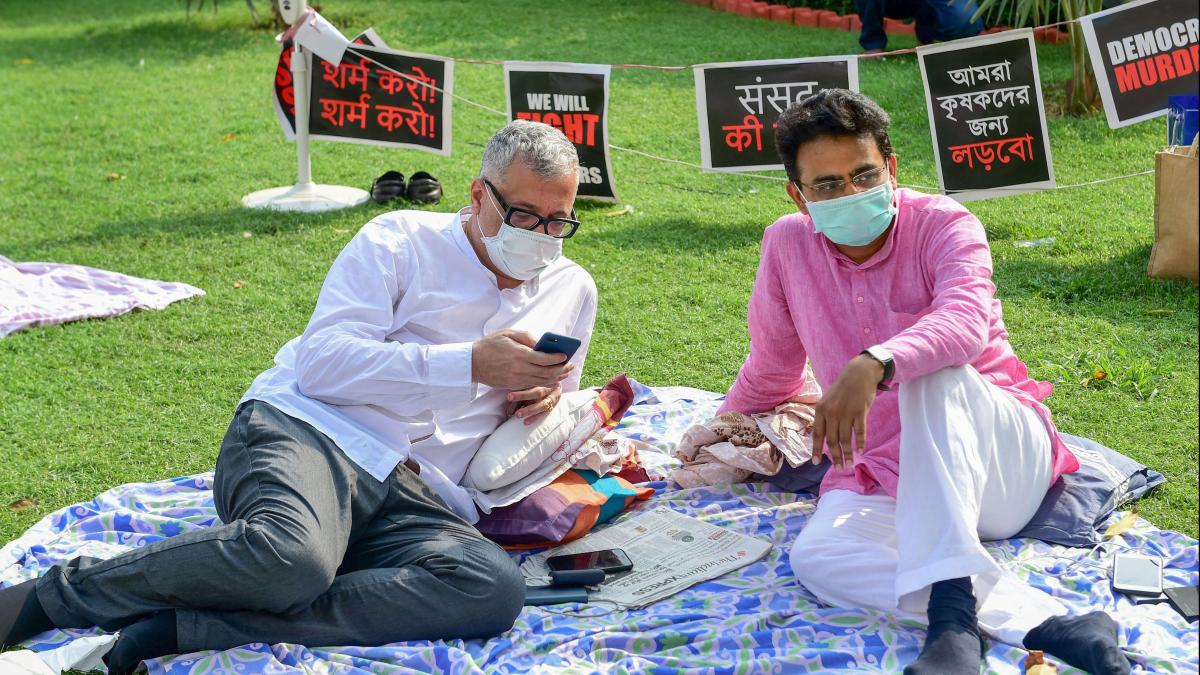 बीते दिन से धरने पर बैठे हैं सांसद (PTI)