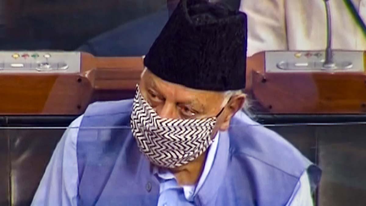 नेशनल कांफ्रेंस के अध्यक्ष फारूक अब्दुल्ला सोमवार को संसद पहुंचे (पीटीआई)