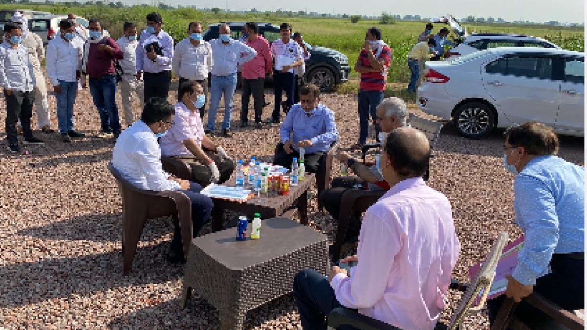 प्रस्तावित जगह पर मीटिंग करते अवनीश अवस्थी