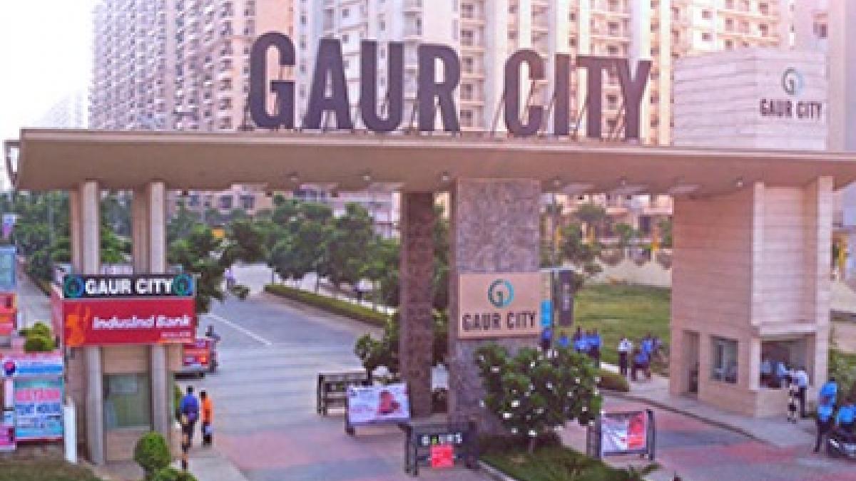 बिल्डर ने बढ़ाया 60 फीसदी मेंटेनेंस चार्ज, सड़कों पर आ गए लोग.