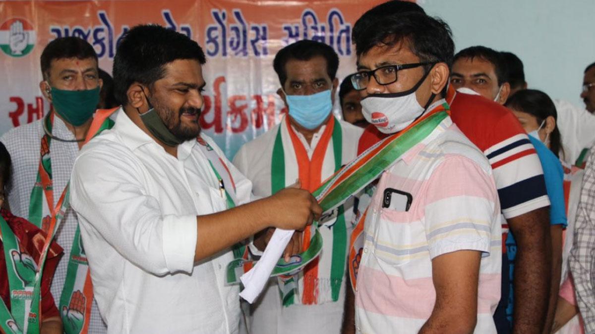हार्दिक पटेल ने ABVP के 20 पदाधिकारियों को कांग्रेस में शामिल कराया (ट्वीट)