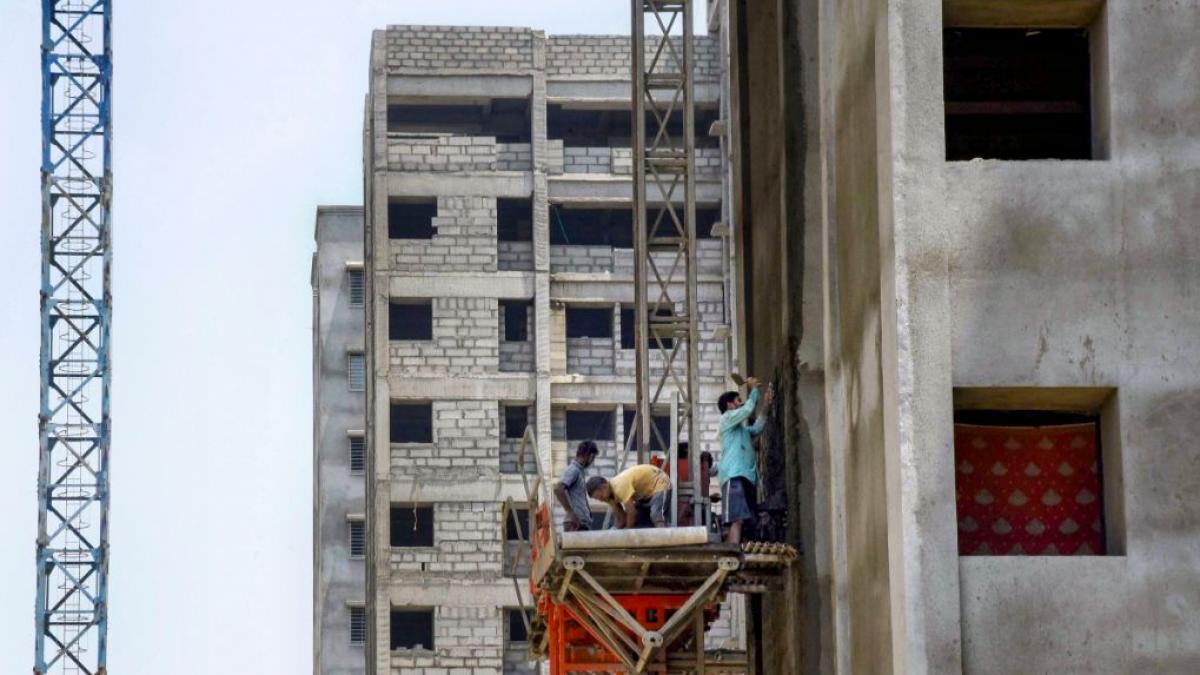 आवासों की बिक्री करीब 52% गिरी (फाइल फोटो-PTI)