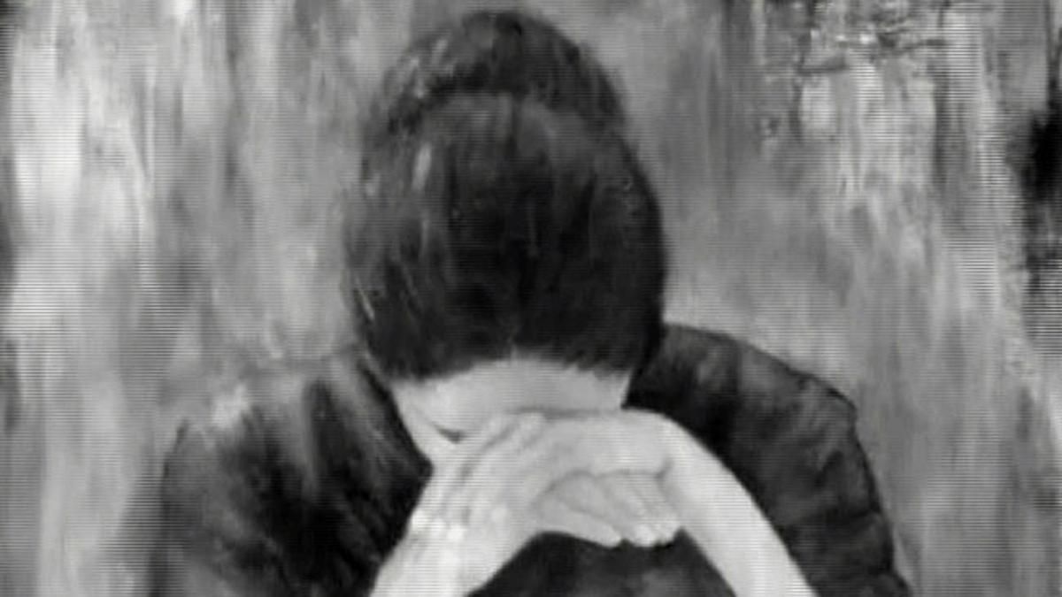 पति की नाजुक हालत देख अस्पताल के बाहर पत्नी ने भी खाया जहर