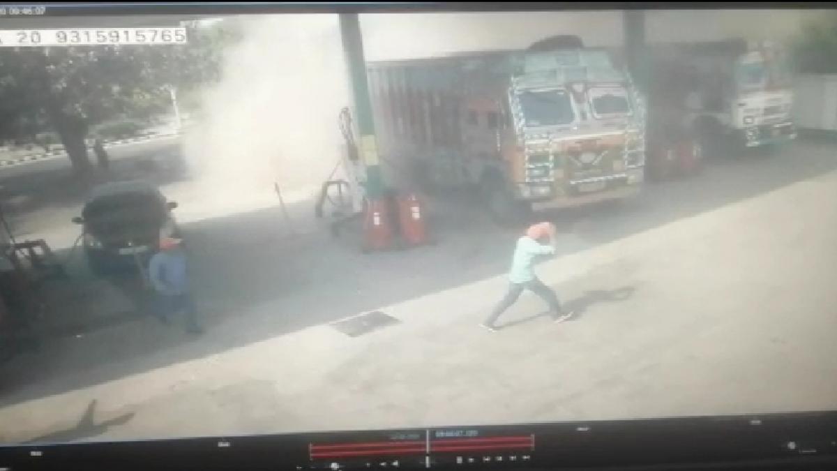 ट्रक में लगी आग