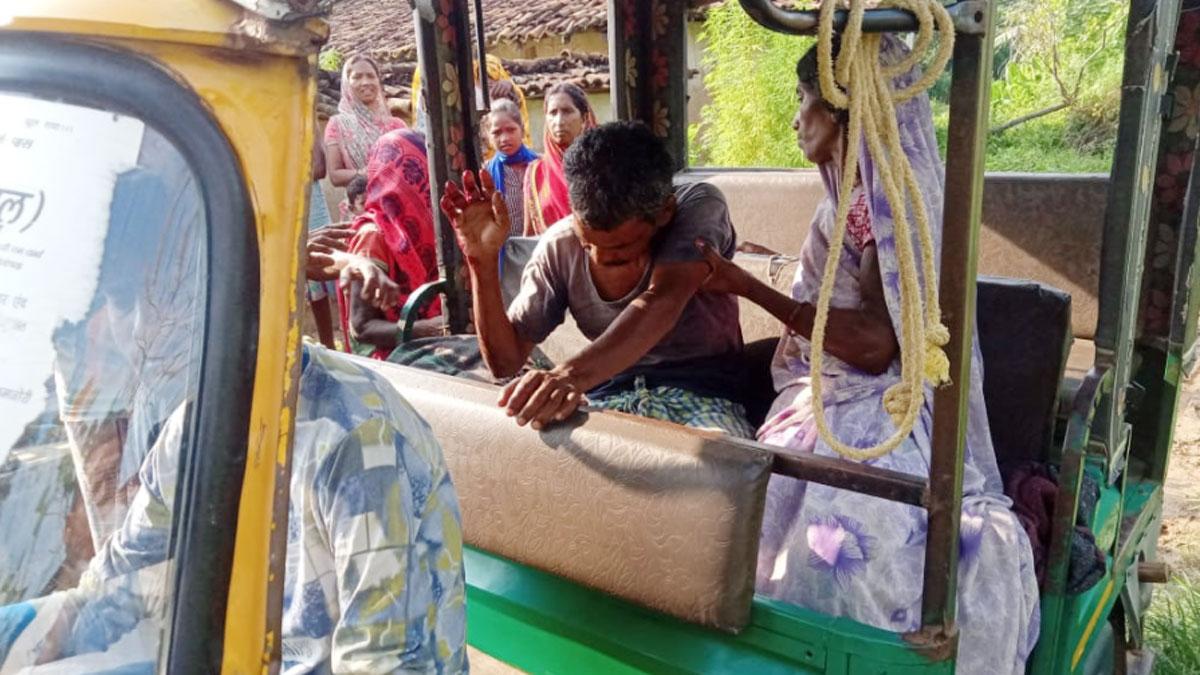 दो भालुओं के हमले से घायल शख्स (फोटो आजतक)