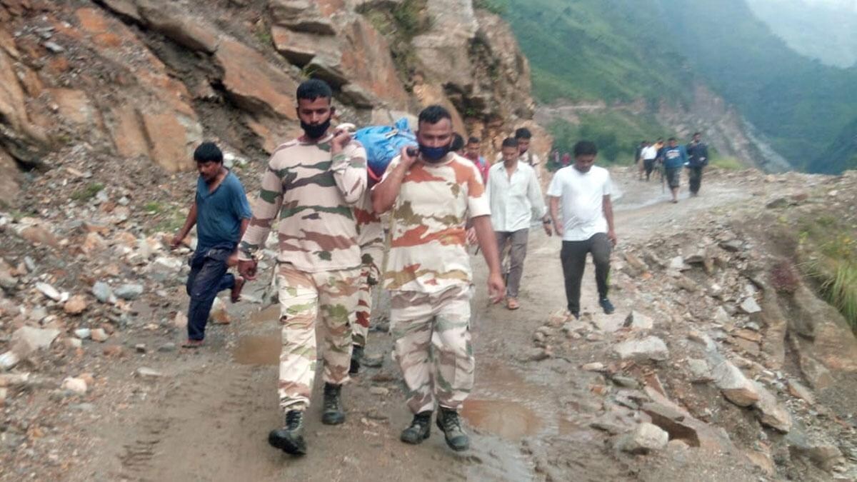 शव लिए आईटीबीपी के जवान