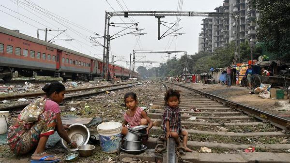 रेलवे ट्रैक के किनारे झुग्गियां (फाइल फोटो-PTI)